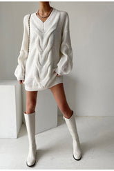 Strickkleid mit V-Ausschnitt und Laternenärmeln
